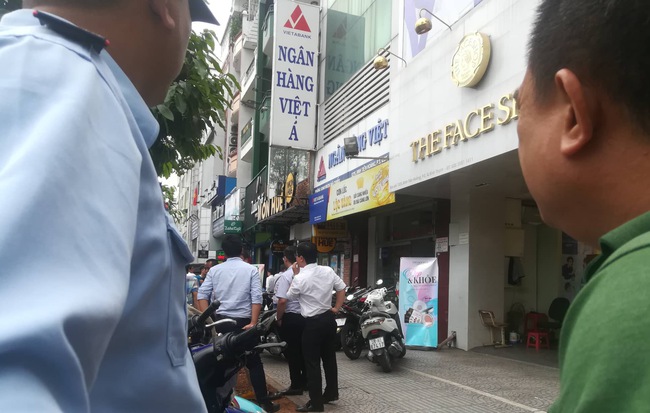 Thanh niên dùng súng xông vào ngân hàng ở Sài Gòn cướp tiền