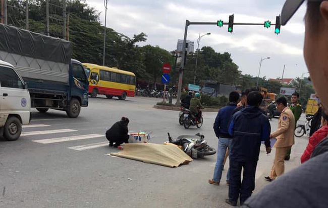 Hà Nội: Nam thanh niên bị xe khách cán qua người tử vong khi đang dừng đèn đỏ
