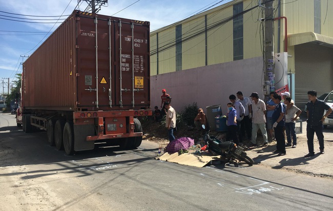 Về nhà sau giờ nghỉ trưa, nữ công nhân bị xe container cán chết ngay trước cổng công ty