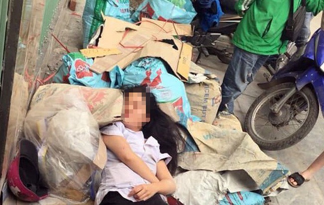 Hà Nội: Cô gái trẻ nằm gục trên đường sau cuộc ẩu đả, nghi do đánh ghen