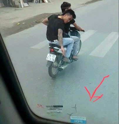 Hà Nội: Xác minh thông tin 2 thanh niên đi xe máy rải đinh trước đầu ô tô