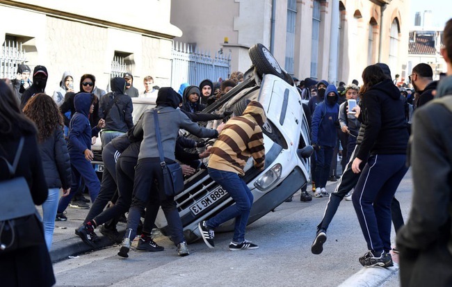 24h qua ảnh: Ô tô bị hất ngược trên phố trong cuộc biểu tình ở Pháp