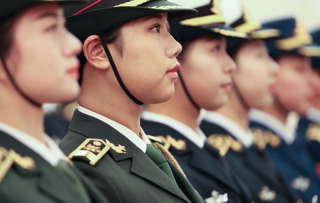 24h qua ảnh: Nữ tiêu binh Trung Quốc xinh đẹp chuẩn bị trước lễ đón Tổng thống Đức