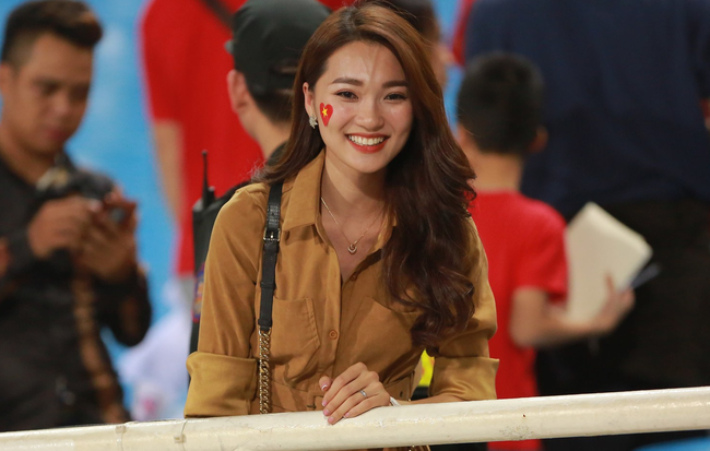 Báo Hàn Quốc ấn tượng về sự cuồng nhiệt của những fan nữ Việt Nam xinh đẹp