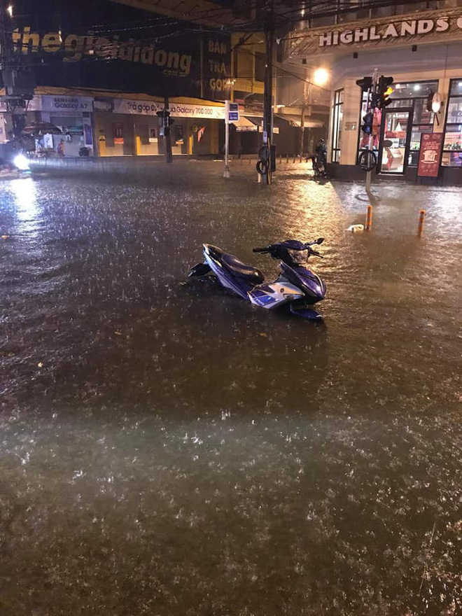[Chùm ảnh] Sau 1 đêm mưa, Đà Nẵng ngập sâu chưa từng có trong lịch sử