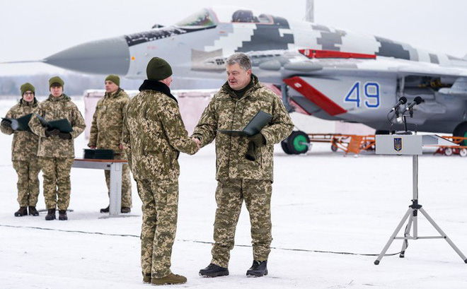 Giữa căng thẳng với Nga, Quân đội Ukraine tiếp nhận hàng loạt khí tài quân sự mới