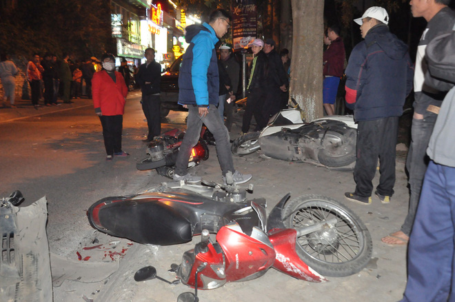 Hiện trường vụ xe sang Lexus đâm hàng chục phương tiện trên phố Hà Nội