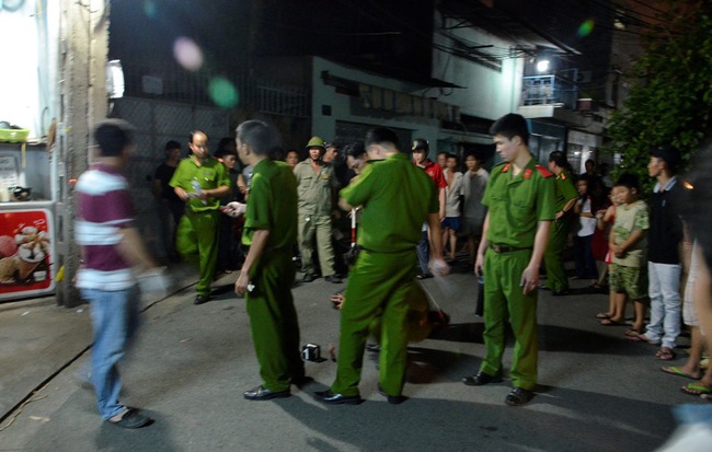 Nhóm giang hồ đi ô tô truy sát khiến 2 người thương vong ở Sài Gòn