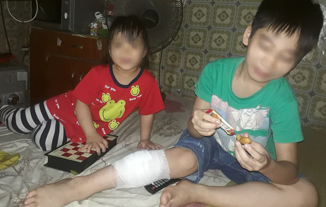 Đàn chó tấn công 2 học sinh tiểu học ở Hà Nội, một bé nhập viện vì bị cắn nhiều phát vào chân