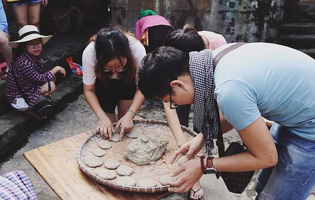 Thứ bánh gắn liền với loài hoa nổi tiếng của Hà Giang lại là một đặc sản mà ai lên đây cũng phải tìm ăn thử