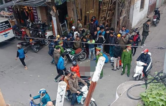 Đang đi đường, người đàn ông mặc áo Grab ngã gục tử vong giữa phố Hà Nội