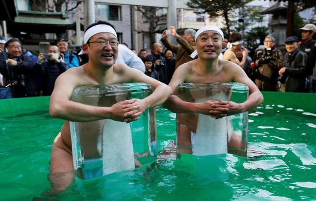 24h qua ảnh: Đàn ông Nhật Bản ôm đá lạnh để tẩy uế giữa tiết trời giá buốt