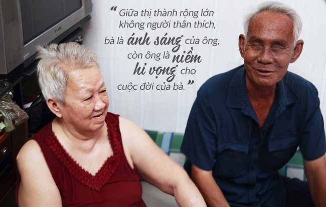 Chuyện tình sâu đậm của ông cụ 70 tuổi mù lòa ở Sài Gòn, 25 năm bán bánh nuôi vợ bệnh tật