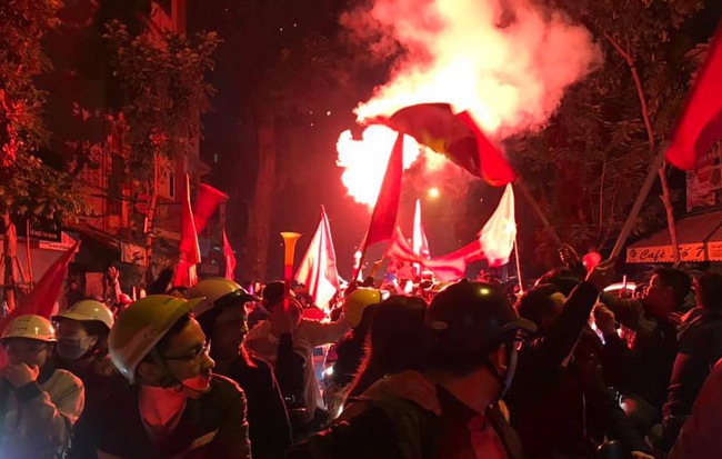 Đội tuyển Việt Nam chiến thắng nghẹt thở, người dân đổ ra đường phố Hà Nội ăn mừng