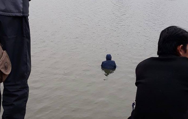 Hà Nội: Người đàn ông xuống ngâm mình dưới hồ Linh Đàm giữa trời rét căm