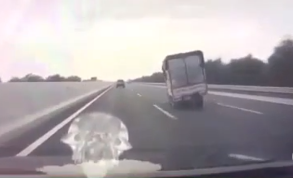 Clip xe tải nổ lốp, đánh võng trước khi lật nghiêng trên cao tốc Hà Nội - Hải Phòng