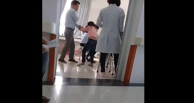 Ông bố hung hăng chửi bới, tát liên tiếp con gái 7 tuổi tại bệnh viện ở Bắc Ninh
