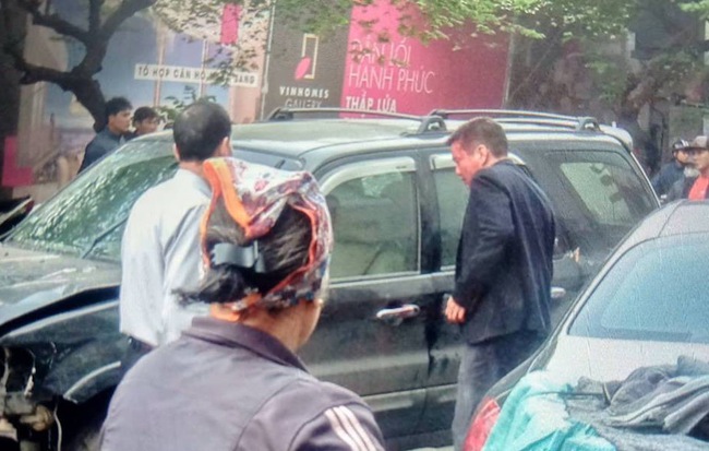 Nhân chứng vụ tông xe liên hoàn trên phố Ngọc Khánh: "Tài xế bước ra khóc rưng rức"