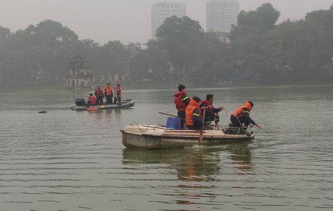 Thanh niên cao to, đẹp trai bất ngờ nhảy xuống hồ Hoàn Kiếm giữa trời rét