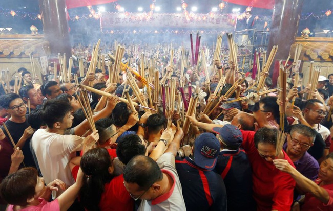 24h qua ảnh: Người Singapore chen nhau thắp hương vào dịp Tết Nguyên Đán
