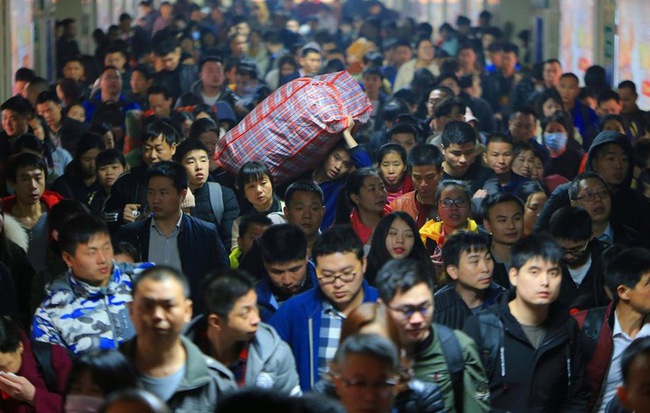 24h qua ảnh: Hàng triệu người Trung Quốc hối hả chờ tàu về quê ăn Tết