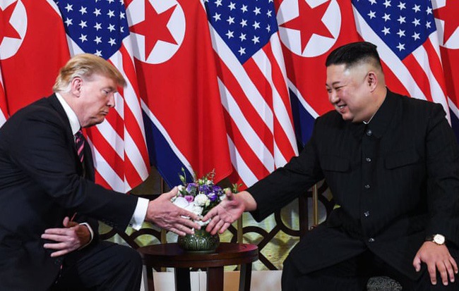 [NÓNG] Guardian: Hai nhà lãnh đạo Trump-Kim dành "cơn mưa" lời khen ngợi cho nhau trong cuộc gặp đầu tiên tại Hà Nội