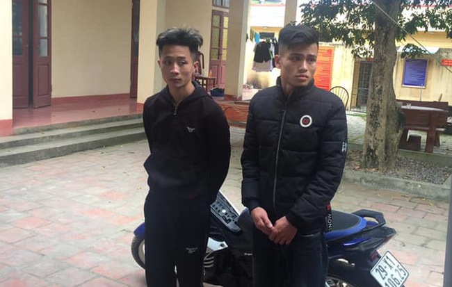 Thanh Hóa: Hai thanh niên đốt pháo ném vào cổng công an huyện thách thức