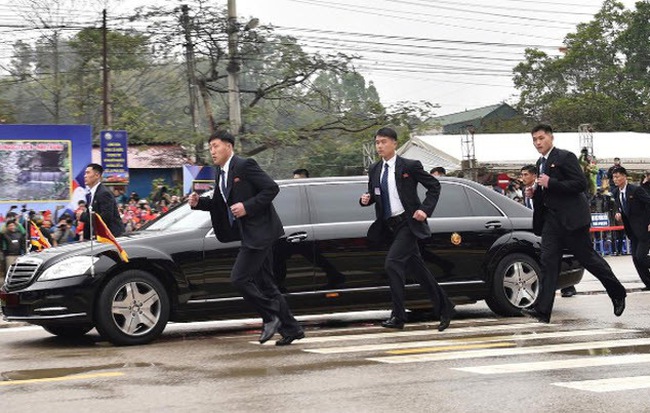 24h qua ảnh: Đội cận vệ chạy theo xe chở ông Kim Jong-un