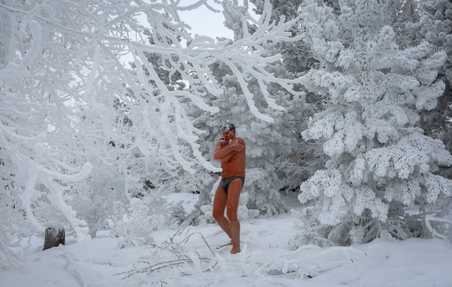 7 ngày qua ảnh: Người Nga tắm nước đá băng giữa trời tuyết trắng