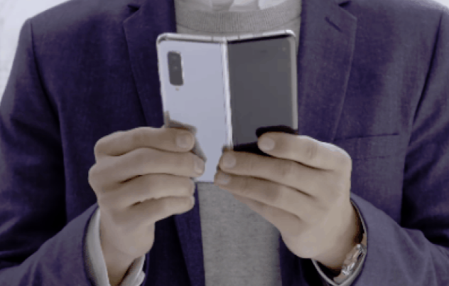 Cận cảnh 4 phút smartphone bị "cấm cung" của Samsung, chưa ai được phép đến gần hay chạm vào