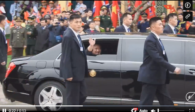 [VIDEO] Cận cảnh Chủ tịch Triều Tiên Kim Jong-un kéo cửa kính xe bọc thép vẫy chào người dân Việt Nam