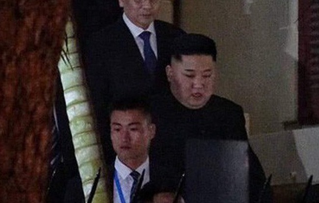 [ẢNH] Chủ tịch Kim Jong Un thăm Đại sứ quán Triều Tiên trong ngày đầu tiên đến Hà Nội