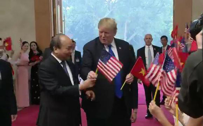 Clip: Hành động bất ngờ của Tổng thống Trump khi hội kiến Thủ tướng Nguyễn Xuân Phúc