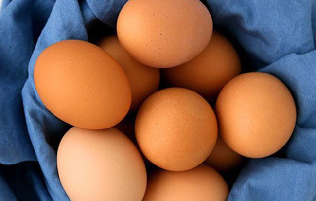 Chuyên gia dinh dưỡng mách cách phân biệt trứng mới, trứng tẩy hoá chất trứng sắp hỏng