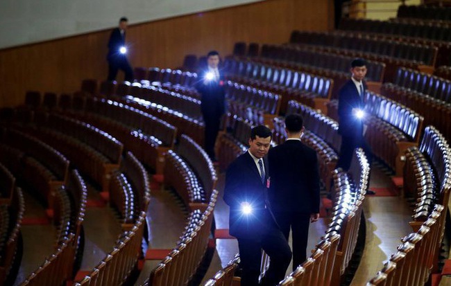 24h qua ảnh: Nhân viên an ninh dùng đèn kiểm tra phòng họp quốc hội Trung Quốc