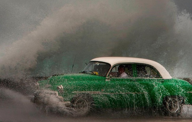 7 ngày qua ảnh: Con sóng khổng lồ ập vào bờ biển thủ đô Cuba