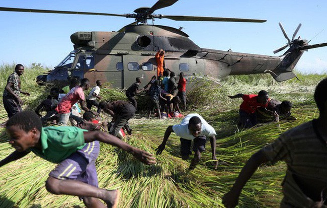 24h qua ảnh: Người dân chạy tán loạn sau khi lấy thực phẩm cứu trợ từ máy bay trực thăng