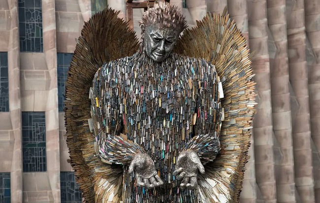 24h qua ảnh: Bức tượng được làm từ 100.000 con dao