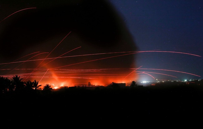 24h qua ảnh: Đạn bay đỏ trời trong cuộc chiến diệt IS ở Syria