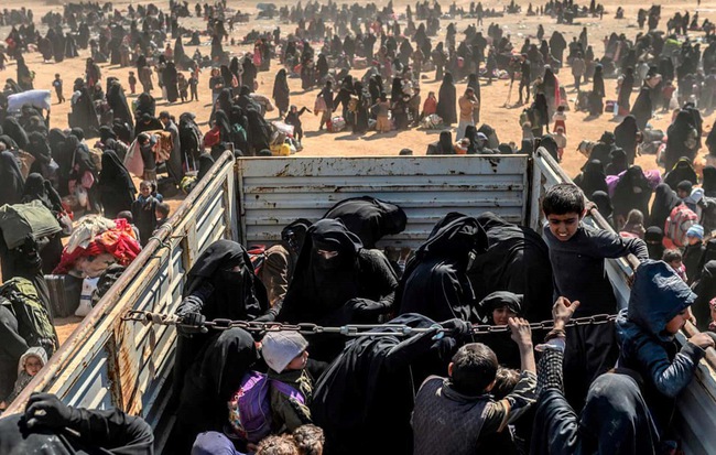 24h qua ảnh: Phụ nữ và trẻ em tháo chạy khỏi thành trì cuối cùng của IS