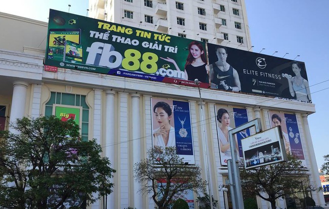 Treo pano quảng cáo cho website đánh bạc, cá cược trực tuyến ở trung tâm Đà Nẵng