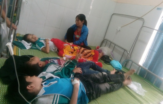 Hàng chục học sinh ở Thái Nguyên nhập viện cấp cứu sau khi uống sữa do nhà trường phát