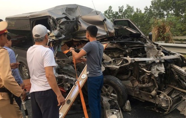 Một cán bộ công an tử vong trong vụ xe khách đâm xe container trên cao tốc Pháp Vân – Cầu Giẽ
