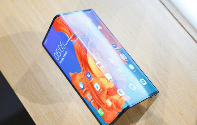 Huawei Mate X đầu tiên về Việt Nam: Soi gương cực nhanh, có chỗ giấu tiền và giá thì có 60 triệu