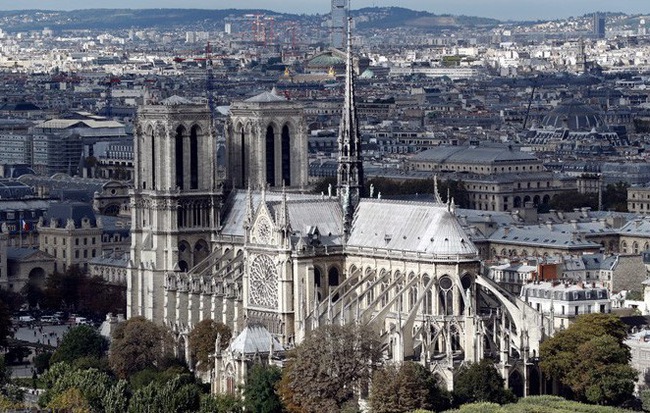 Mới 1 năm trước, Nhà thờ Đức Bà Paris từng bị liệt vào danh sách những kiến trúc đang "lâm nguy" và sắp thành "đống đổ nát"
