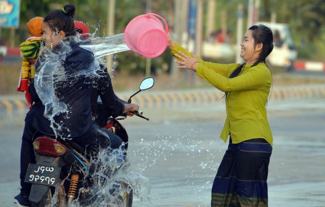 24h qua ảnh: Cô gái té nước vào người đi đường ở Myanmar