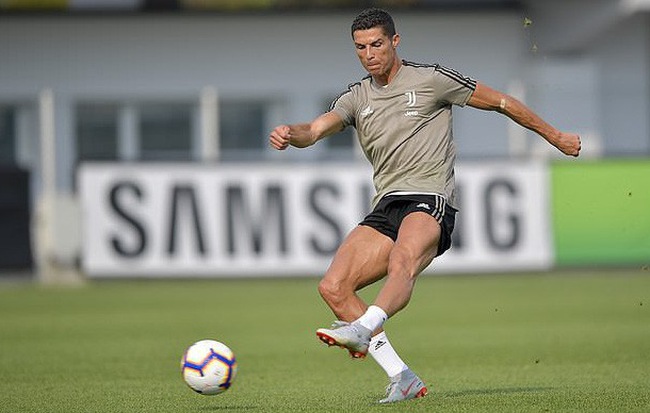 "Ronaldo tập với đồng đội không khác gì tập với các con của anh ta vậy"