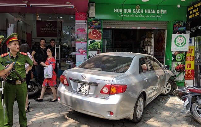 Hà Nội: Nữ tài xế điều khiển ô tô đâm liên hoàn xe máy, húc thẳng vào cửa hàng hoa quả
