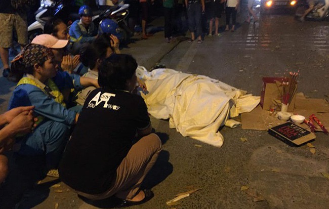 Đồng nghiệp khóc nghẹn, ngồi vây quanh thi thể nữ công nhân bị ô tô "điên" đâm tử vong