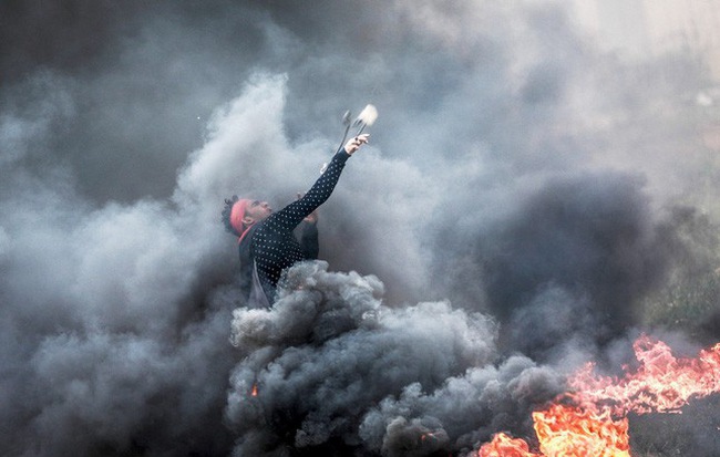 24h qua ảnh: Người biểu tình Palestine bắn đá xuyên khói đen vào lính Israel